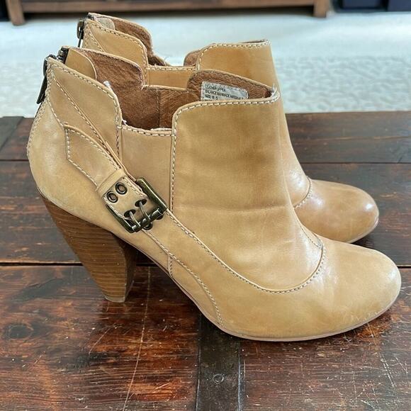 Very Volatile Tan Leather Heeled Ankle Boots w/Buckle 3" Size 8.5 - Picture 3 of 8